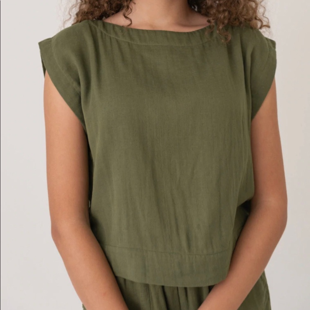LAUDE THE LABEL Everyday Top in Eden